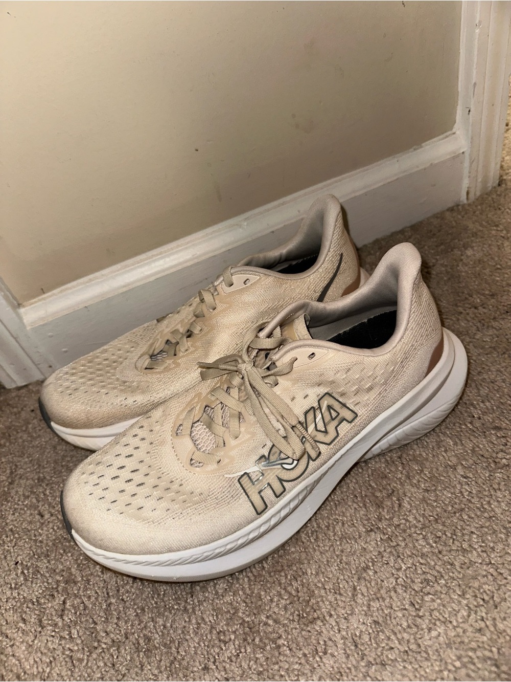 Hoka Women’s MACH 6 Shoes in Beige/Cream